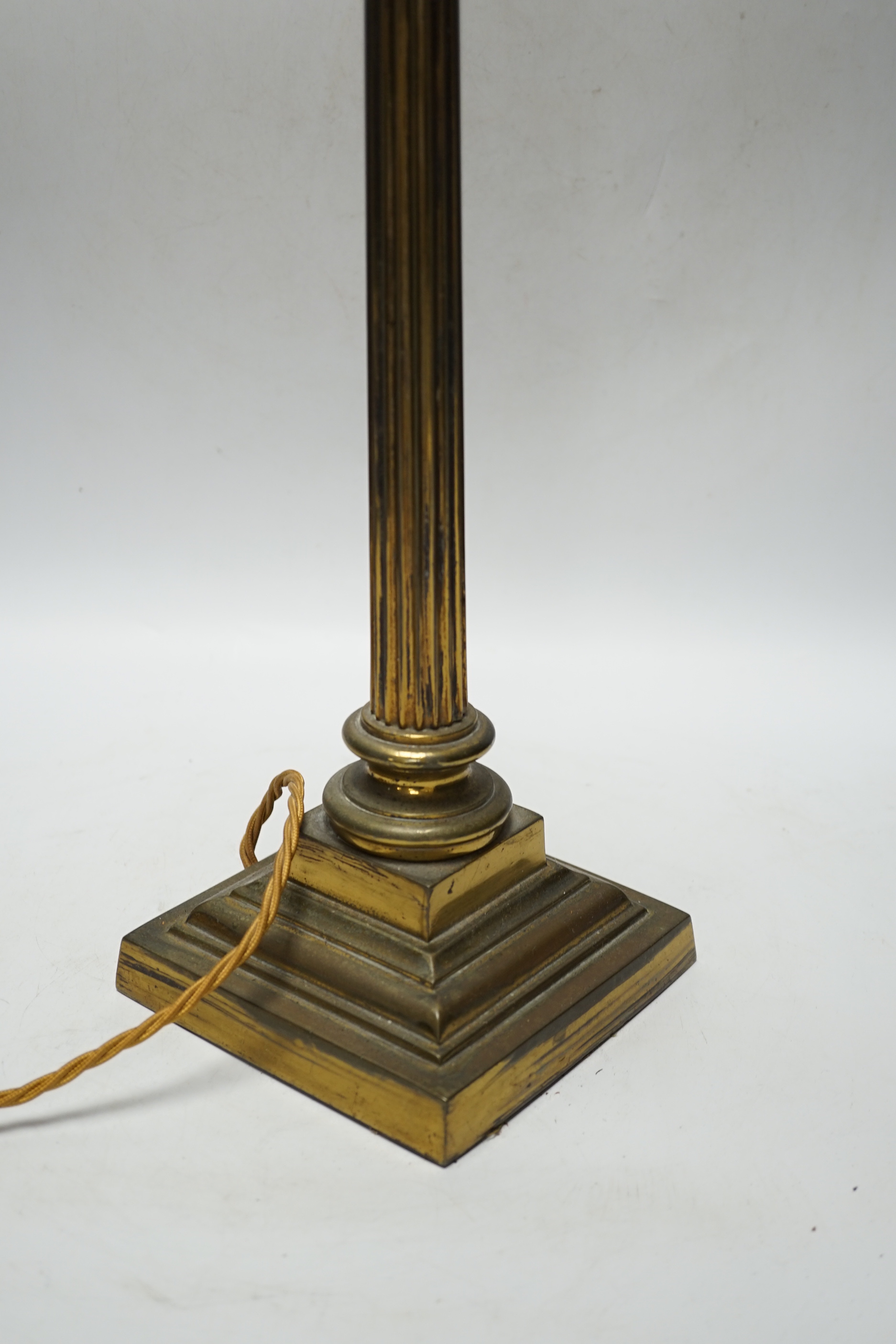 An Edwardian brass-column telescopic table lamp, 68cm high